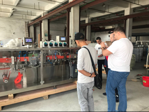Cliente Rússia, visitando e verificando ampola de plástico de azeite formando máquina de selagem de enchimento na fábrica