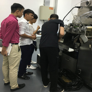Cliente do Vietnã inspecionando a máquina de encapsulamento automático completo